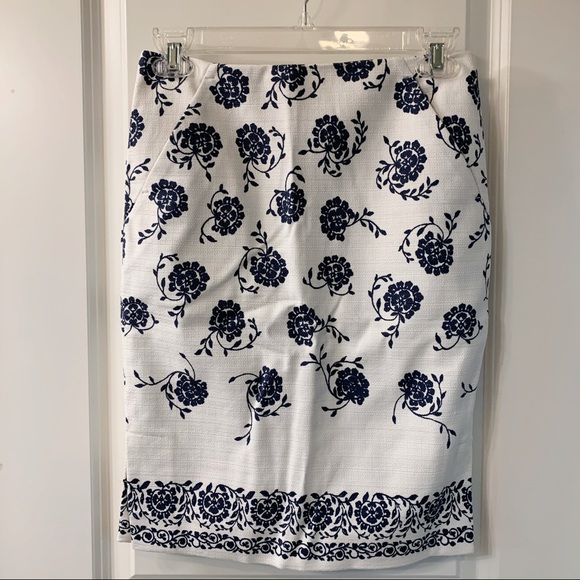 NWT Loft Floral Black White Pencil Skirt, Size OP - Picture 2 of 5